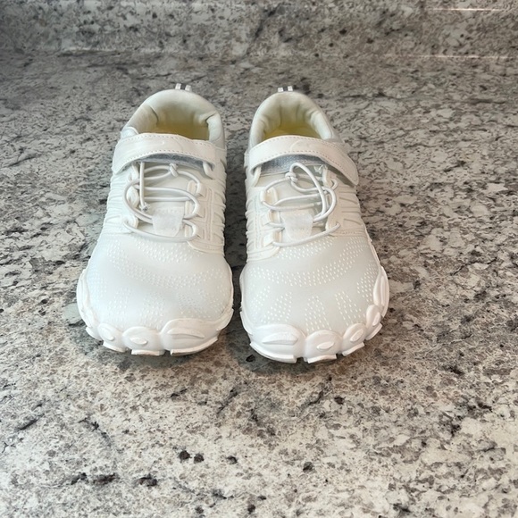 Sports white barefoot sneaker size 8.5 (39) excellent condition worn once - Picture 7 of 7